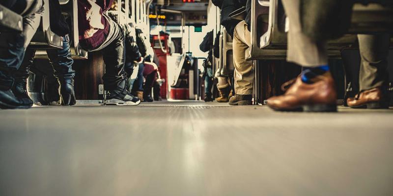 走出丧偶之痛:情感重建的四个心理咨询阶段与新生之路